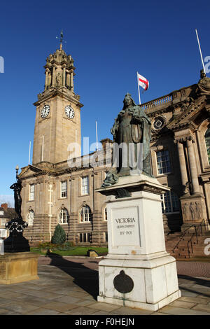 Königin Victoria Statue außerhalb der Stadt Halle in South Shields, England. Königin Victoria regierte von 1837 bis 1901. Stockfoto