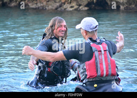 Gibraltar. 16. August 2015. Auf Samstag, 15. August 2015 begeben zwei Gibraltar Paddler von Tanger nach Gibraltar zugunsten der Liebe paddeln. Norman und Michael, die ehemalige Behinderte Ruderer, Catalan Bay in der East Side von Gibraltar nach beschäftigt die Handelsschifffahrt Weg von der Straße von Gibraltar überquert, dann überquert die Bucht von Gibraltar vor Polsterung entlang der Küste zu einem der wichtigsten Strände Gibraltars angekommen. Zwei Paddler ruderten zugunsten der Cheshire Häuser-Projekt, die hilft, Kinder in Tanger. Bildnachweis: Stephen Ignacio/Alamy Live-Nachrichten Stockfoto