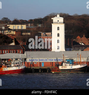 Der Fischmarkt werden am Hafen in North Shields, England. Der Low Light-Turm steht am Dock. Stockfoto