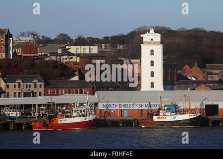 Der Fischmarkt werden am Hafen in North Shields, England. Der Low Light-Turm steht am Dock. Stockfoto