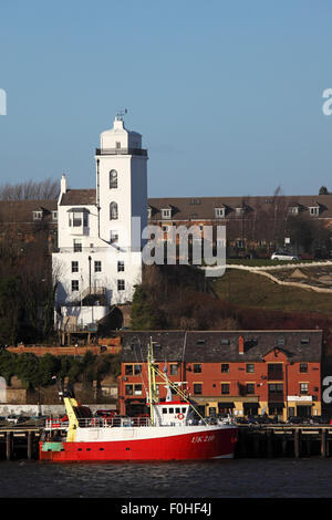 Das Fischerboot im Fischerhafen in den Fluss Tyne unter das High Light in North Shields, England. Stockfoto