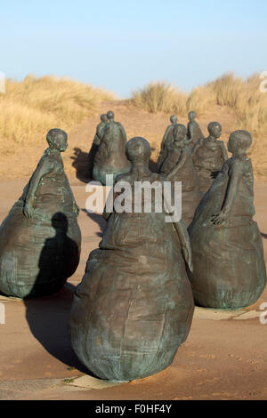 Gesprächsstoff von Juan Munoz in South Shields, England. Die Skulpturen stehen Littlehaven Strand. Stockfoto