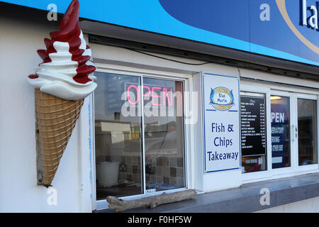Fish &amp; Chips-Shop auf dem Messegelände in South Shields, England. Ein Eis folgen wird außerhalb des Shops angezeigt. Stockfoto