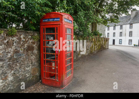 TELEFONZELLE, INVERARAY, SCHOTTLAND, CA. JUNI 2014. Eine typische Telefonzelle in Schottland. Stockfoto