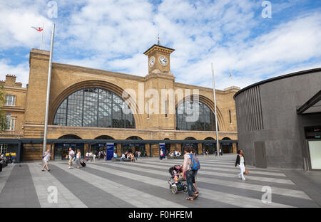 Kings Cross Railway Station in London mit Menschen zu Fuß außerhalb. Stockfoto
