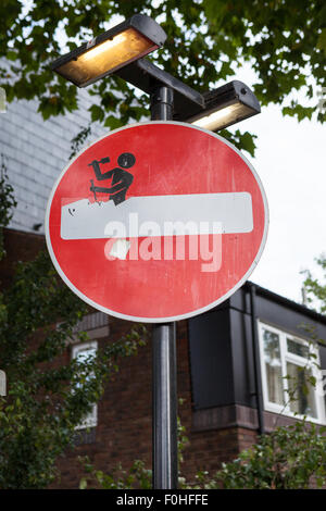 Clet Abraham setzt Aufkleber auf Straßenschildern, ihren Sinn zu ändern. Stockfoto