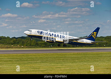 Boeing 737NG EI-EKN Ryanair Flughafen Manchester England uk Abfahrt Drehung drehen Stockfoto