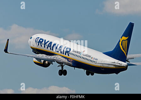 Boeing 737NG EI-EKN Ryanair Flughafen Manchester England uk Abfahrt Drehung drehen Stockfoto