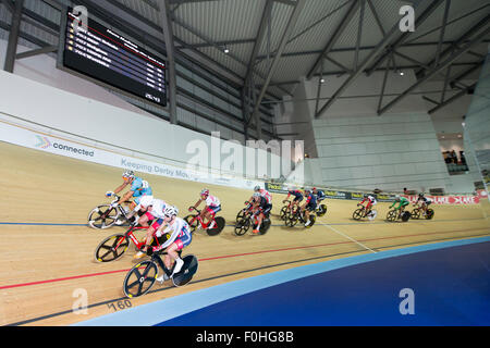 Derby, Großbritannien. 16. August 2015. Sir Bradley Wiggins (Mitte vorne) und Mark Cavendish führen eine Umstellung vor die Runde Kammer auf ihrem Weg zum Sieg bei der Revolution Serie im Derby Arena, Derby, Großbritannien am 16. August 2015 in die Madison. Die Revolution-Serie ist eine professionelle Strecke Rennserie mit vielen der weltweit besten Bahnradfahrer. Dieses Ereignis, statt über 3 Tage vom 14.-16. August 2015 wird wichtige Vorbereitung für die Rio 2016 Olympischen Spiele, so dass britische Fahrer, qualifizierende Punkte für die Spiele. Bildnachweis: Andrew Peat/Alamy Live-Nachrichten Stockfoto