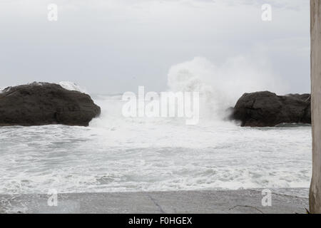 Stürmische See mit Wellen auf den Felsen, während der Taifun Souledor Stockfoto