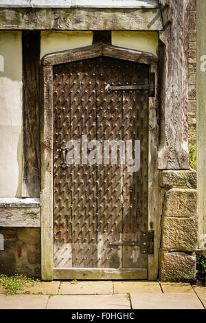 Alte Holztür in Rufford Old Hall in der Nähe von Ormskirk in Lancashire Stockfoto