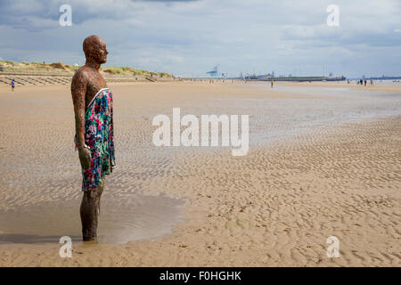 Antony Gormleys ein weiterer Ort Skulptur auf Crosby Strand trägt ein Kleid Stockfoto