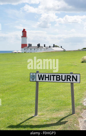 Whitburn Ortsschild mit Souter Leuchtturm im Hintergrund, Tyne and Wear, England UK Stockfoto