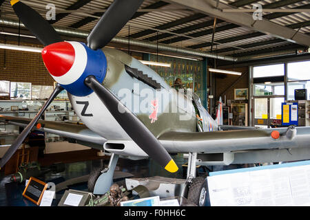 Innenraum der Spitfire und Hurricane Memorial Museum in Manston, Kent. Ein Supermarine Spitfire Mk XVI (LF) mit verschiedenen Exponaten herum angeordnet. Stockfoto