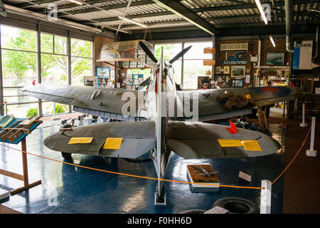 Innenraum der Spitfire und Hurricane Memorial Museum in Manston, Kent. Ein Supermarine Spitfire Mk XVI (LF) mit verschiedenen Exponaten herum angeordnet. Stockfoto