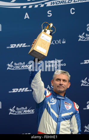 Paul Bonhomme gewann den fünften Lauf der Red Bull Air Race in Ascot Pferderennbahn Stockfoto