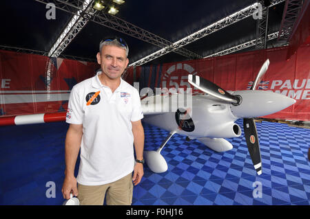 Paul Bonhomme mit seinem Flugzeug in der fünften Runde der Red Bull Air Race im Royal Ascot Stockfoto