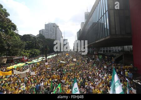 Sao Paulo, Brasilien. 16. August 2015. Demonstranten nehmen Teil an einer Protestkundgebung gegen den Korruptionsskandal in Petrobras und die Nachfrage nach der Amtsenthebung von Brasiliens Präsidentin Dilma Rousseff in Sao Paulo, Brasilien, am 16. August 2015. Laut lokalen Presseberichten wurden die Proteste gegen die Regierung zumindest in 200 Städten im ganzen Land durchgeführt. © Rahel Patras/Xinhua/Alamy Live-Nachrichten Stockfoto