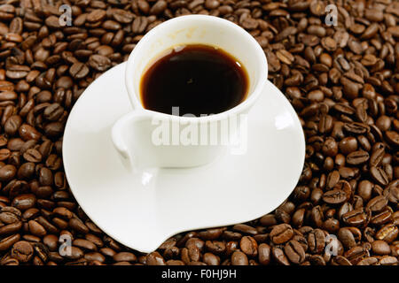 Tasse Kaffee in Bohnen Stockfoto