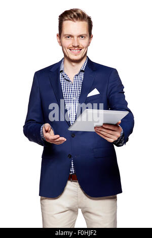 Studioaufnahme von ein glücklicher junge Mann geben eine digitale-Tablette. Isoliert auf weißem Hintergrund. Stockfoto