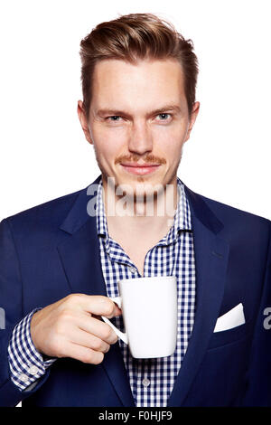 Porträt von ein hübscher junger Mann, Kaffee zu trinken. Isoliert auf weißem Hintergrund. Stockfoto