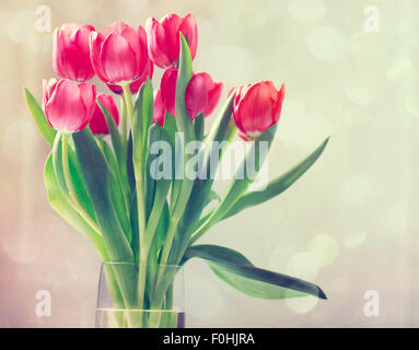 Schöne rote Tulpen in Vase im Vintage-Stil Stockfoto