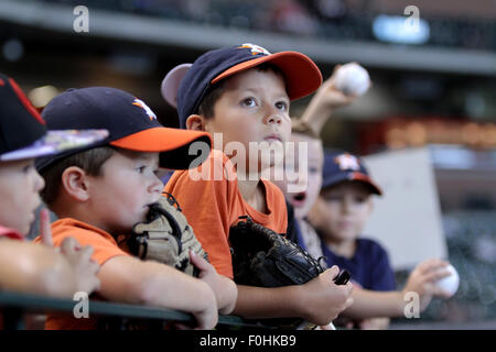 Houston, TX, USA. 16. August 2015. Ein junger Houston Astros Fan wartet auf den Start der MLB Baseball-Spiel zwischen den Houston Astros und die Detroit Tigers von Minute Maid Park in Houston, Texas. © Csm/Alamy Live-Nachrichten Stockfoto