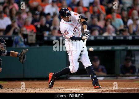 Houston, TX, USA. 16. August 2015. Houston Astros Shortstop Carlos Correa #1 schwingt in einer Tonhöhe während der MLB Baseball Spiel zwischen der Houston Astros und den Detroit Tigers von Minute Maid Park in Houston, Texas. © Csm/Alamy Live-Nachrichten Stockfoto