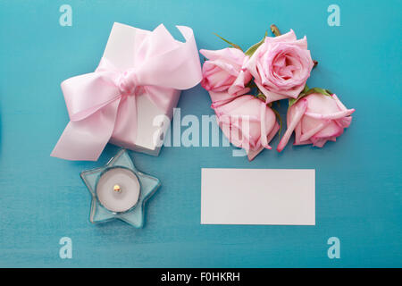 Geschenk-Box und leere Karte mit rosa Rosen Stockfoto