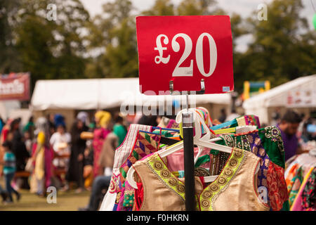 Inder oder Pakistani Damenkleidung auf einem Gestell für den Verkauf in einem outdoor-Event, Birmingham UK Stockfoto