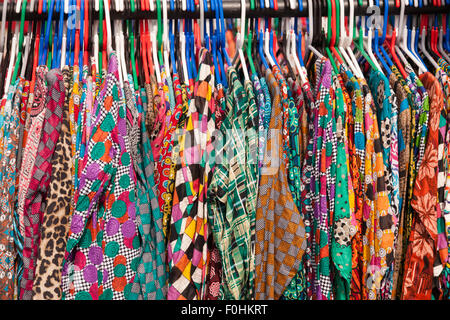 Inder oder Pakistani Damenkleidung auf einem Gestell für den Verkauf in einem outdoor-Event, Birmingham UK Stockfoto