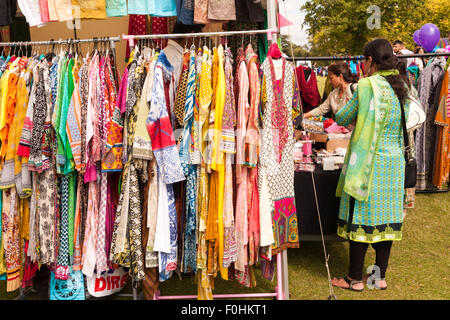 Inder oder Pakistani Damenkleidung auf einem Gestell für den Verkauf in einem outdoor-Event, Birmingham UK Stockfoto