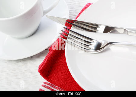 Leere Tasse und Teller auf rote Servietten Stockfoto