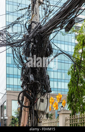 Gewirr von Kabeln auf einen Telefonmast in Ho-Chi-Minh-Stadt (Saigon), Vietnam Stockfoto