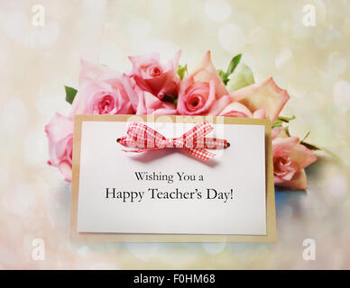 Frohe Botschaft der Teachers Day mit rosa Rosen Stockfoto