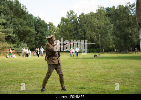 Re-Enactment von WW1 Soldat seine Waffe abfeuern, während eine Anzeige bei Cannock Chase Visitor Centre UK Stockfoto