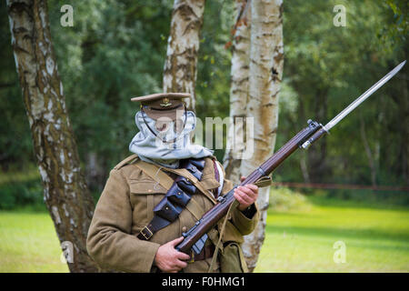 Re-Enactment von WW1 Soldat mit einer Gasmaske während einer Anzeige bei Cannock Chase Visitor Centre UK Stockfoto
