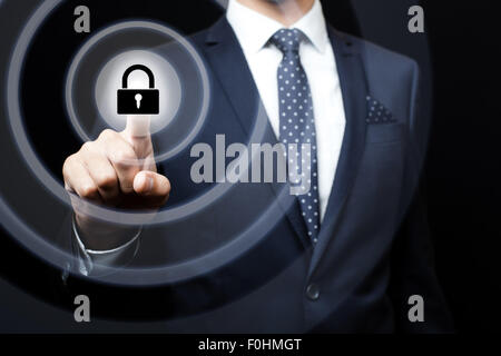 Geschäftsmann Drücken des Knopfes auf virtuellen Bildschirmen Stockfoto