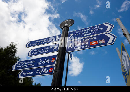 Tourist-Information und Wanderroute Entfernungen in Castlefield Manchester England UK Stockfoto