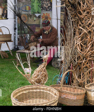 Demonstriert das Handwerk aus Korb, Cumbria Juli 2015 fair Land Stockfoto