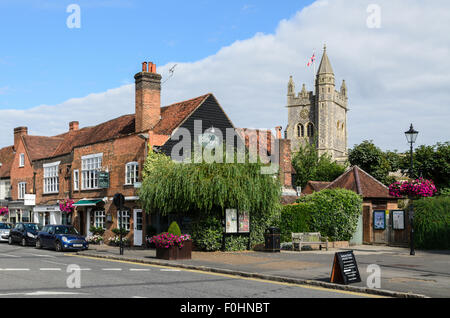 Ein Blick auf Old Amersham mit St. Marys Church im Hintergrund. Old Amersham, Buckinghamshire, England, UK Stockfoto