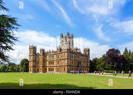 Touristen, die Schlange, um in Highclere Castle, Downton Abbey in der Fernsehapparat Reihe des gleichen Namens, Hampshire, England, UK zu bekommen Stockfoto