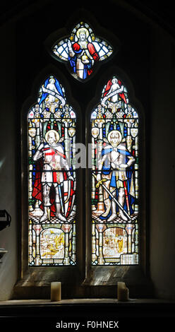 Fenster mit St. Georg und St. Martin von Tours, in der Kirche St. Mary Magdalene, Cricket Malherbie, Somerset, England Stockfoto