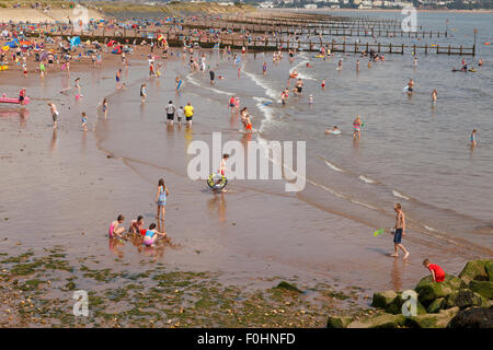 Urlaub am Meer - überfüllten Strand in Dawlish Warren, Devon. Stockfoto