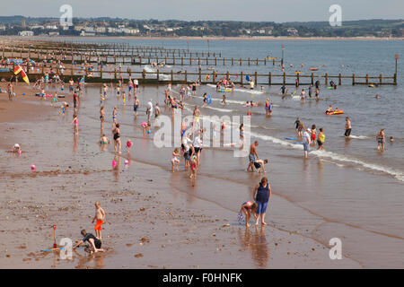 Urlaub am Meer - überfüllten Strand in Dawlish Warren, Devon. Stockfoto