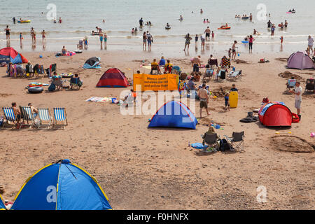 Urlaub am Meer - überfüllten Strand in Dawlish Warren, Devon. Stockfoto