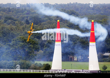 Matt Hall abgebildet in Ascot, Berkshire, UK. 16. August 2015.   Jetzt in seinem zehnten Jahr sind die internationale Serie von Rennen weltweit als die schnellsten und aufregendsten Motorsportserien der Welt bekannt geworden.  Die Rennen werden die Piloten navigieren luftgefüllten Pylonen auf eine Antenne Rennstrecke mit der schnellsten Zeit und geringste Zahl der Sanktionen wird der Gewinner sehen. Bildnachweis: Oliver Dixon/Alamy Live-Nachrichten Stockfoto