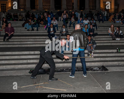 London, UK. 16. August 2015. Globale Piratenpartei Aktivist Raymond Johansen unterwirft sich 50 Wimpern mit einem Stock auf dem Trafalgar Square. Johansen, sagt, dass er dies tut in Solidarität mit Raif Badawi, ein Saudi-Arabischer Blogger unter der Scharia zu 1000 Wimpern in Saudi Arabien für Apostasie verurteilt. Bildnachweis: Pete Maclaine/Alamy Live-Nachrichten Stockfoto