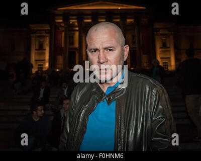 London, UK. 16. August 2015. Globale Piratenpartei Aktivist Raymond Johansen unterwirft sich 50 Wimpern mit einem Stock auf dem Trafalgar Square. Johansen, sagt, dass er dies tut in Solidarität mit Raif Badawi, ein Saudi-Arabischer Blogger unter der Scharia zu 1000 Wimpern in Saudi Arabien für Apostasie verurteilt. Bildnachweis: Pete Maclaine/Alamy Live-Nachrichten Stockfoto