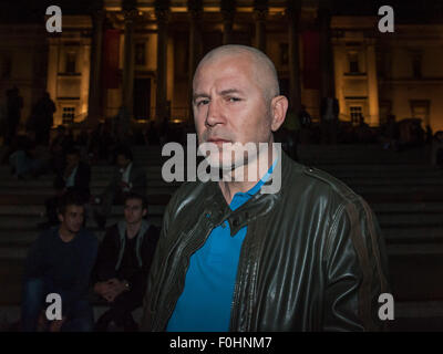 London, UK. 16. August 2015. Globale Piratenpartei Aktivist Raymond Johansen unterwirft sich 50 Wimpern mit einem Stock auf dem Trafalgar Square. Johansen, sagt, dass er dies tut in Solidarität mit Raif Badawi, ein Saudi-Arabischer Blogger unter der Scharia zu 1000 Wimpern in Saudi Arabien für Apostasie verurteilt. Bildnachweis: Pete Maclaine/Alamy Live-Nachrichten Stockfoto